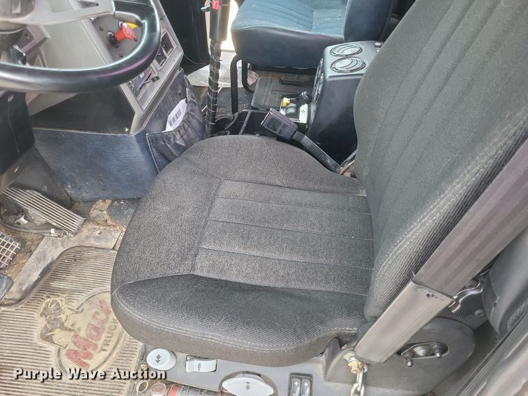 image for item DO4840 1999 Mack  CH600 semi truck