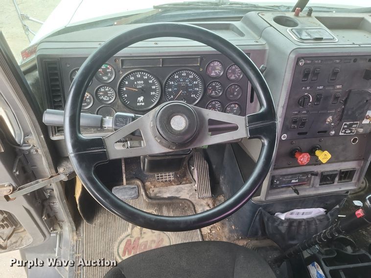 image for item DO4840 1999 Mack  CH600 semi truck