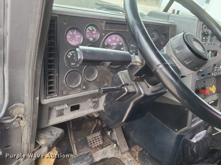 image for item DO4840 1999 Mack  CH600 semi truck