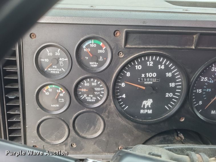 image for item DO4840 1999 Mack  CH600 semi truck