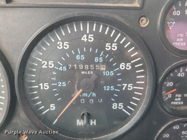 image for item DO4840 1999 Mack  CH600 semi truck