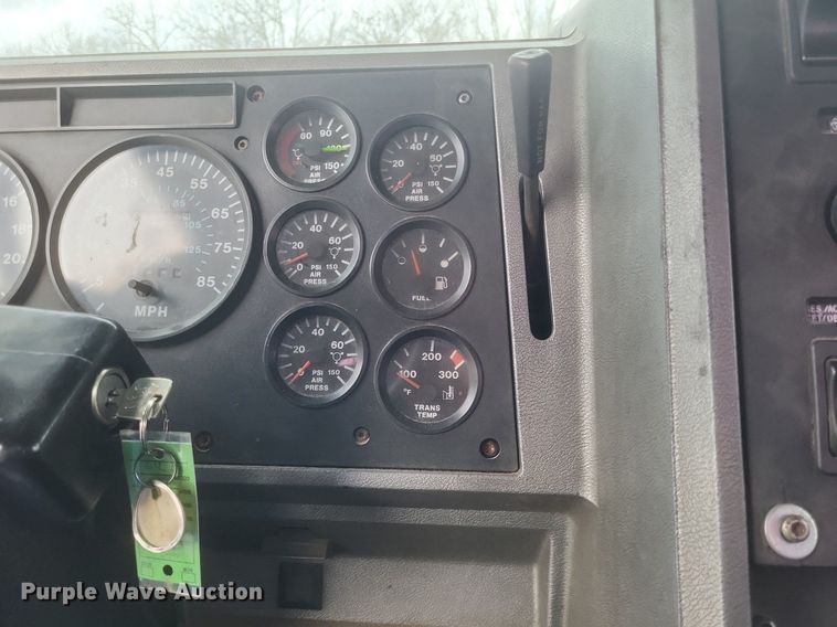 image for item DO4840 1999 Mack  CH600 semi truck