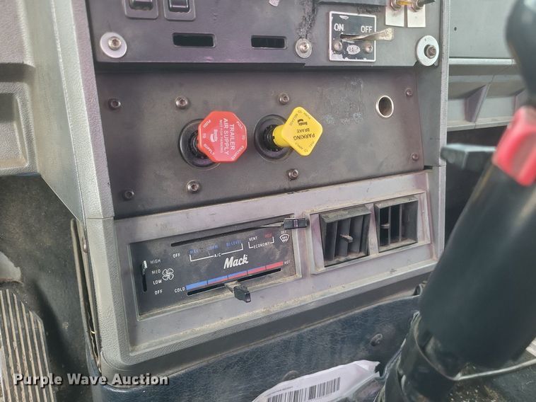 image for item DO4840 1999 Mack  CH600 semi truck