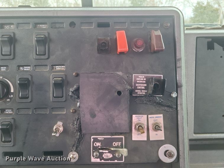 image for item DO4840 1999 Mack  CH600 semi truck