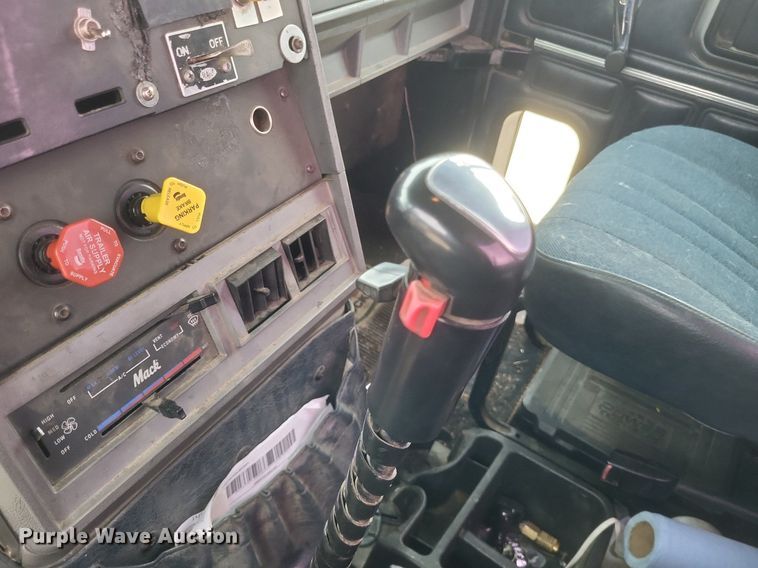 image for item DO4840 1999 Mack  CH600 semi truck