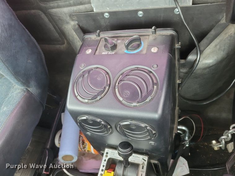 image for item DO4840 1999 Mack  CH600 semi truck