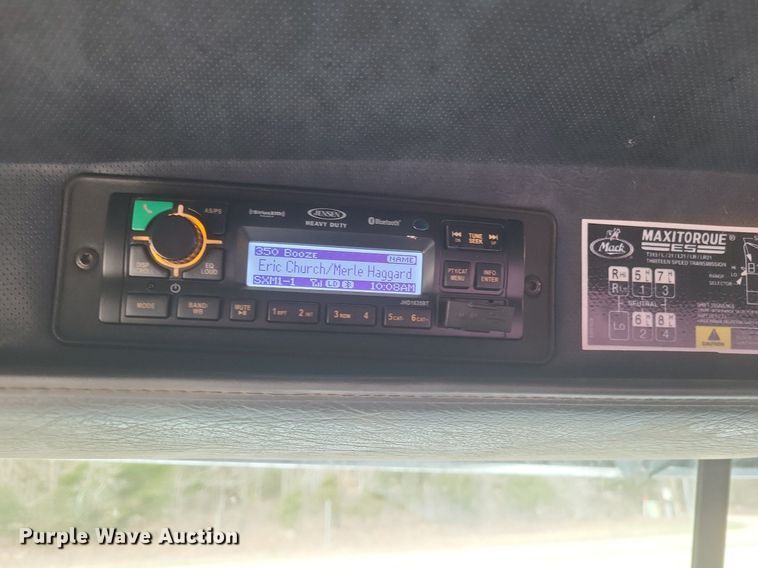 image for item DO4840 1999 Mack  CH600 semi truck