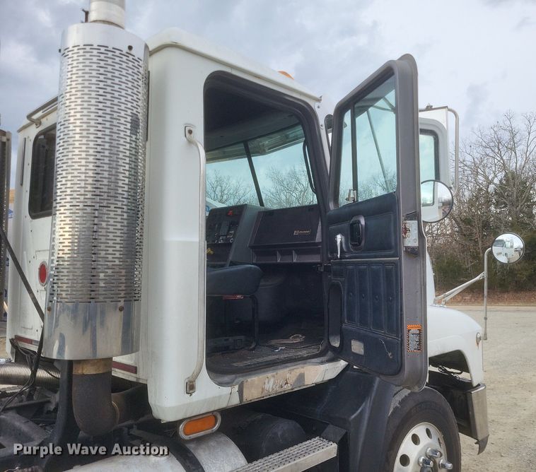 image for item DO4840 1999 Mack  CH600 semi truck