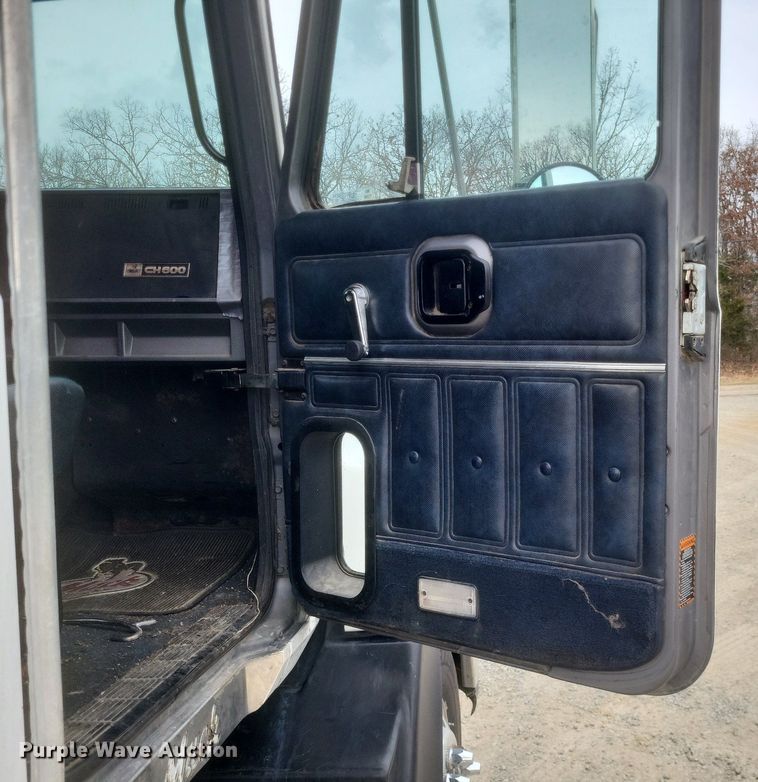 image for item DO4840 1999 Mack  CH600 semi truck