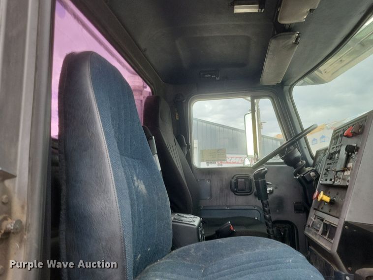 image for item DO4840 1999 Mack  CH600 semi truck