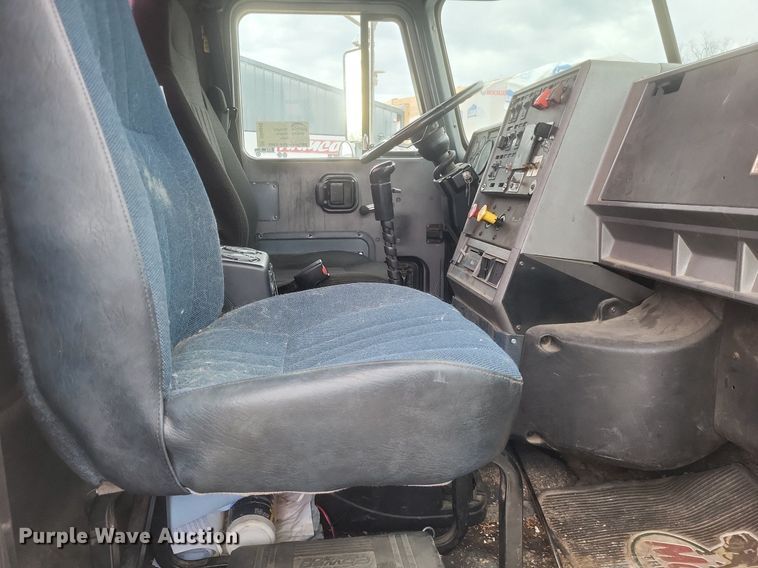 image for item DO4840 1999 Mack  CH600 semi truck