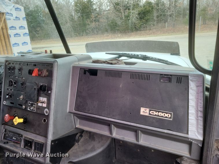 image for item DO4840 1999 Mack  CH600 semi truck