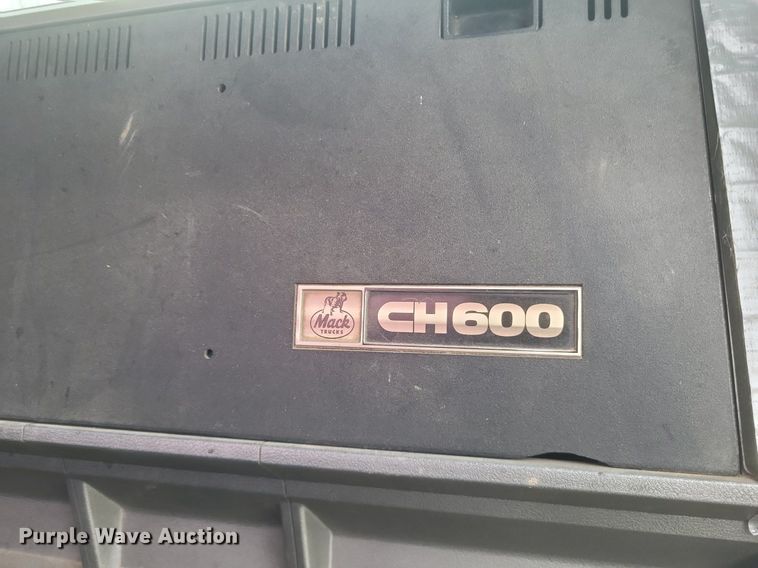 image for item DO4840 1999 Mack  CH600 semi truck
