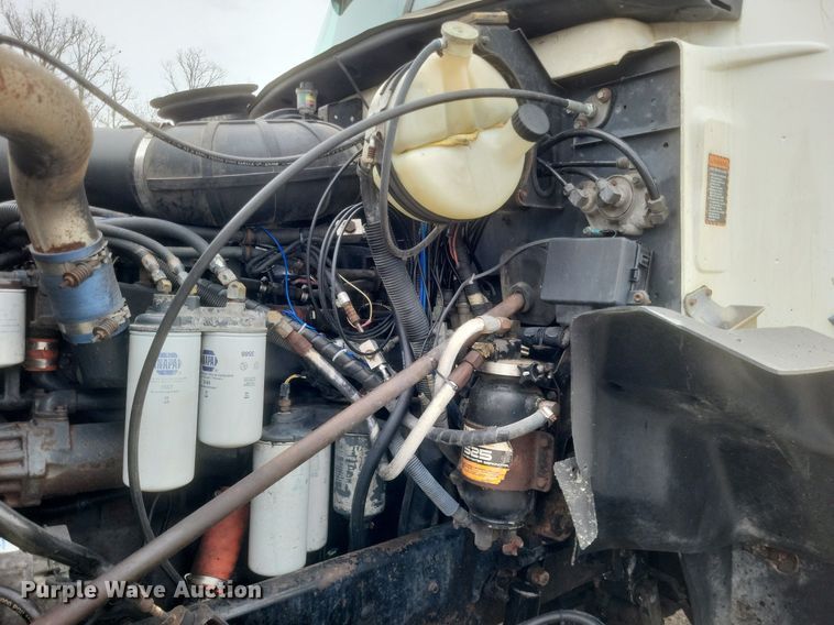 image for item DO4840 1999 Mack  CH600 semi truck