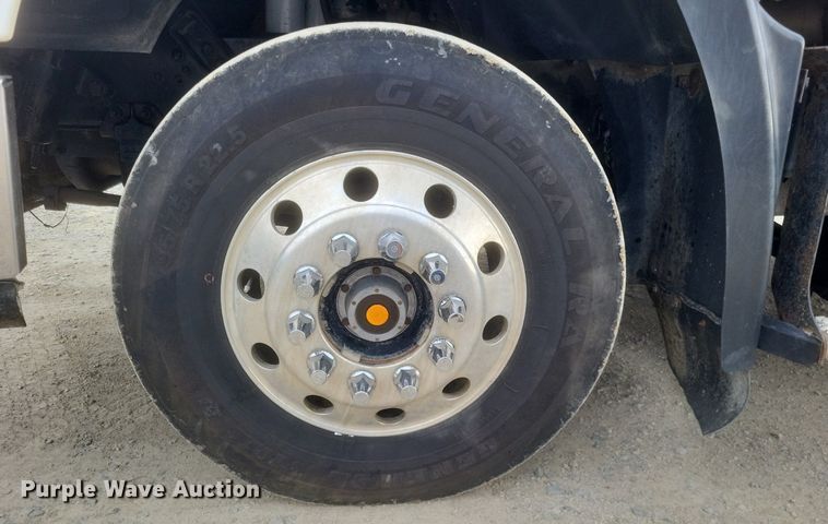 image for item DO4840 1999 Mack  CH600 semi truck