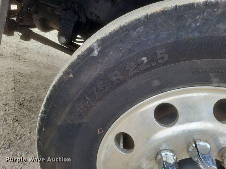 image for item DO4840 1999 Mack  CH600 semi truck