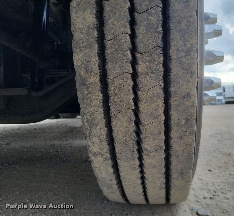 image for item DO4840 1999 Mack  CH600 semi truck