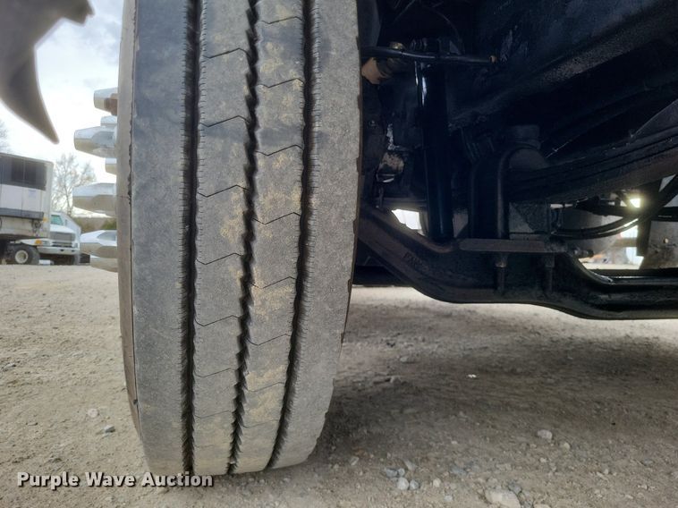 image for item DO4840 1999 Mack  CH600 semi truck