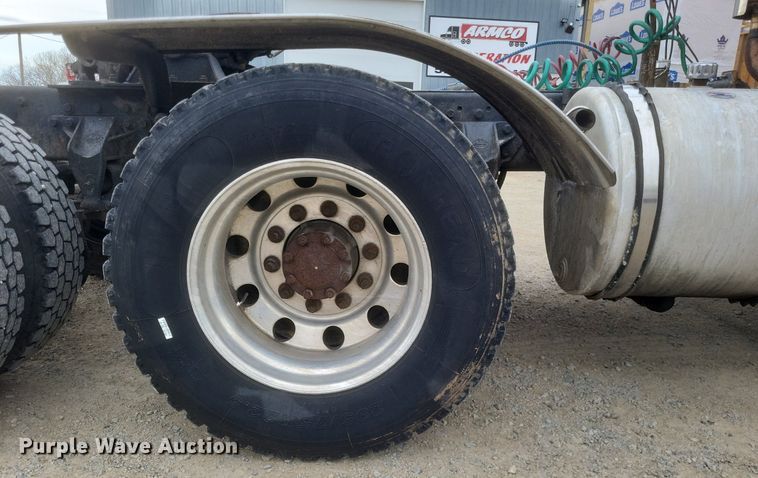 image for item DO4840 1999 Mack  CH600 semi truck