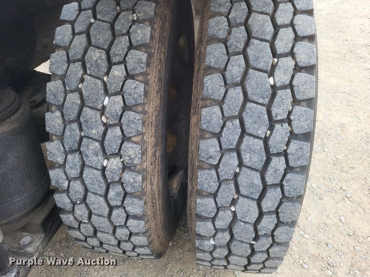 image for item DO4840 1999 Mack  CH600 semi truck