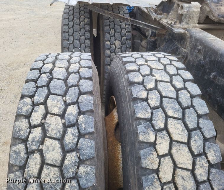 image for item DO4840 1999 Mack  CH600 semi truck