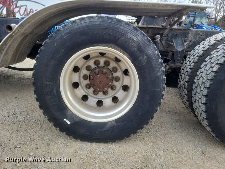 image for item DO4840 1999 Mack  CH600 semi truck