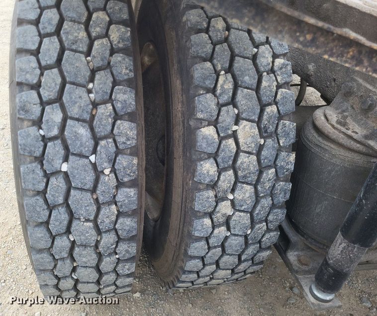 image for item DO4840 1999 Mack  CH600 semi truck