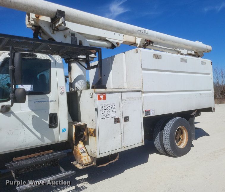 image for item DO4851 2005 International 4300 forestry bucket truck