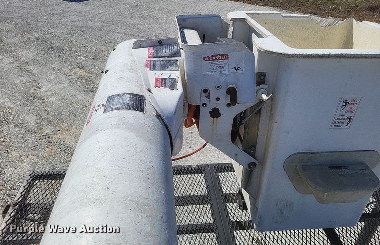 image for item DO4851 2005 International 4300 forestry bucket truck