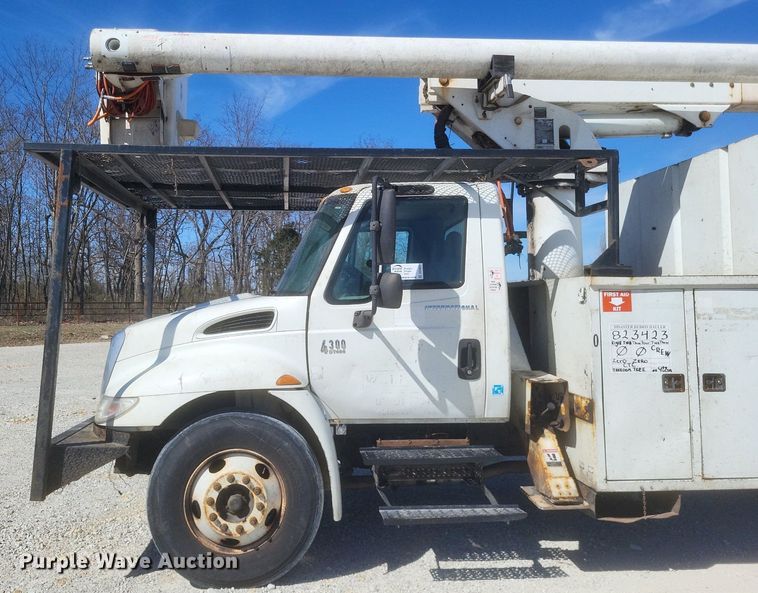 image for item DO4851 2005 International 4300 forestry bucket truck