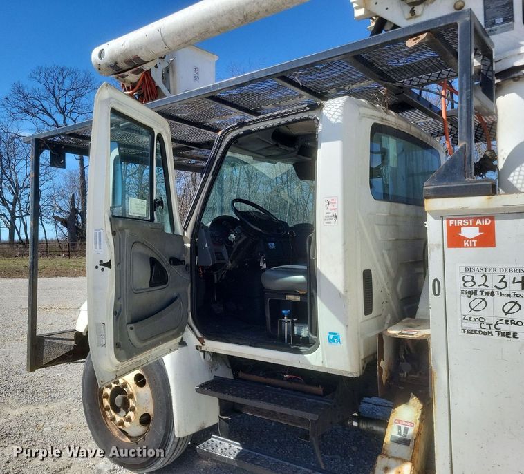 image for item DO4851 2005 International 4300 forestry bucket truck