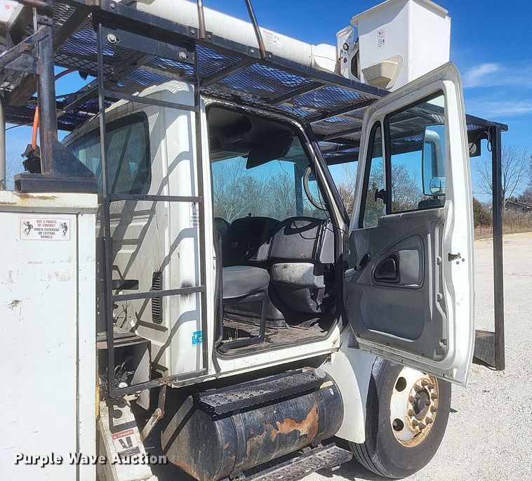 image for item DO4851 2005 International 4300 forestry bucket truck