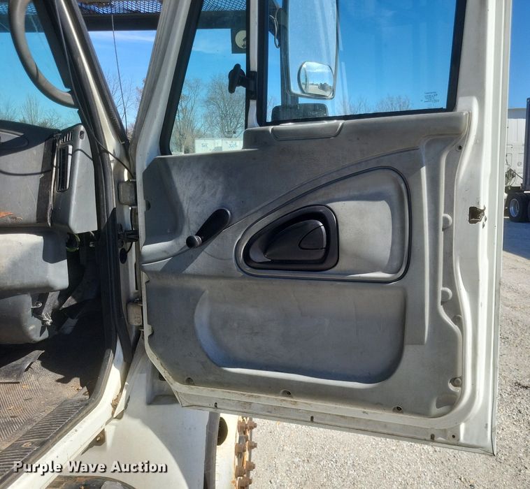 image for item DO4851 2005 International 4300 forestry bucket truck