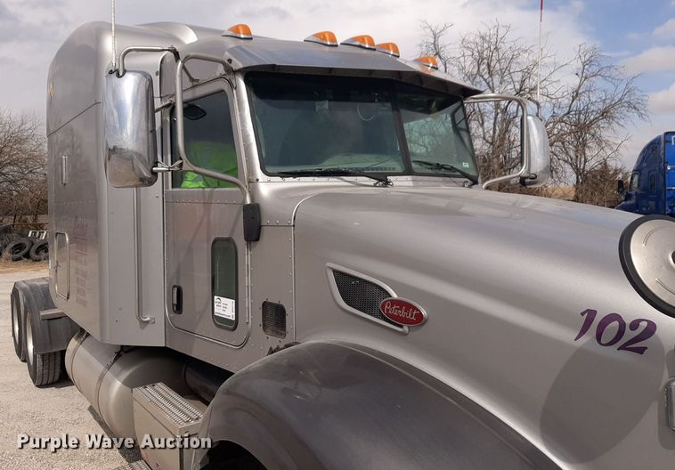 image for item DP2716 2013 Peterbilt 386 semi truck