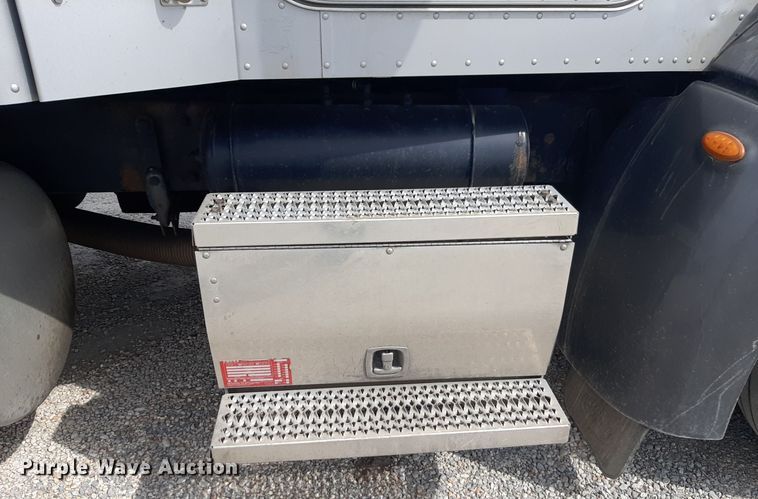 image for item DP2716 2013 Peterbilt 386 semi truck