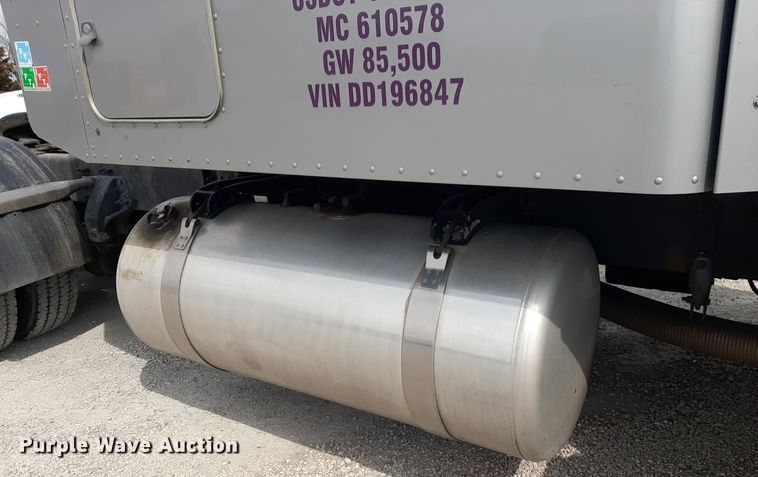 image for item DP2716 2013 Peterbilt 386 semi truck