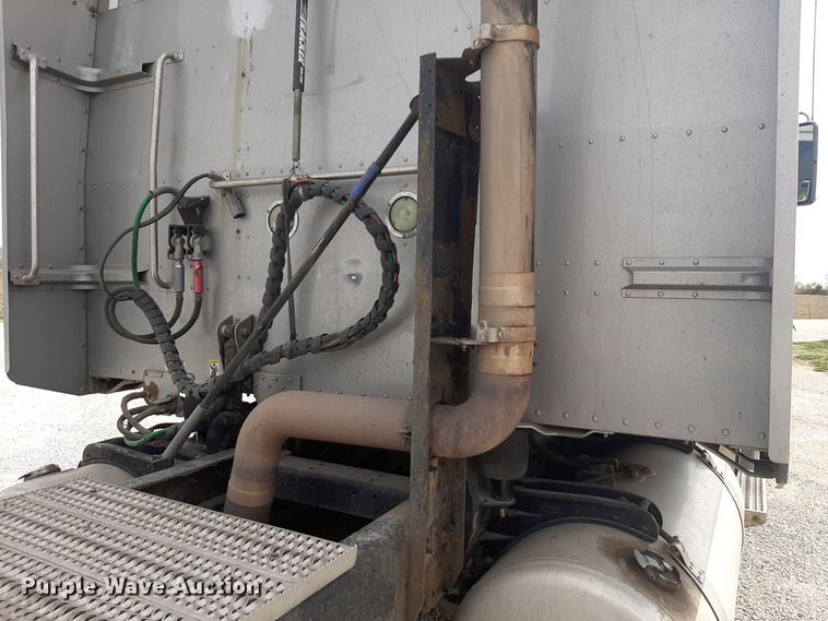 image for item DP2716 2013 Peterbilt 386 semi truck