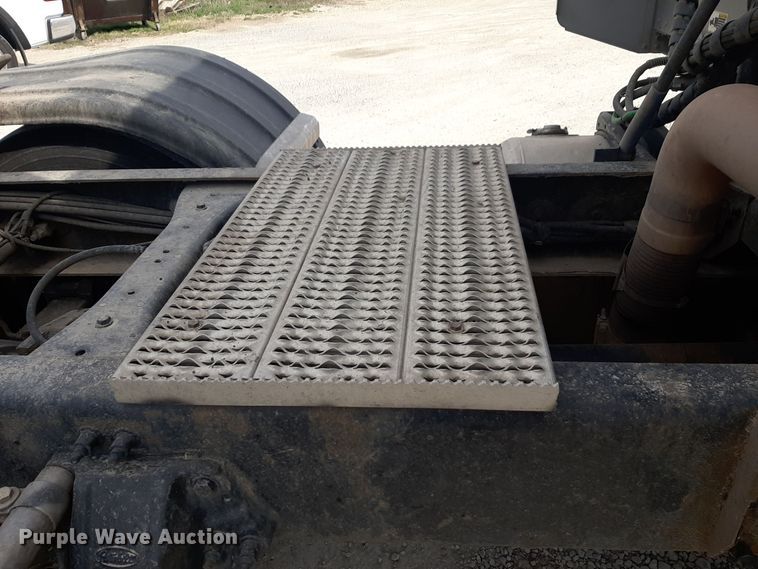 image for item DP2716 2013 Peterbilt 386 semi truck