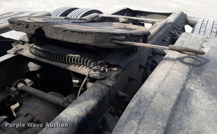 image for item DP2716 2013 Peterbilt 386 semi truck