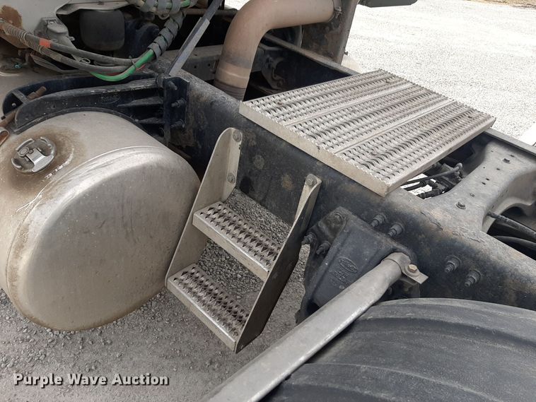 image for item DP2716 2013 Peterbilt 386 semi truck