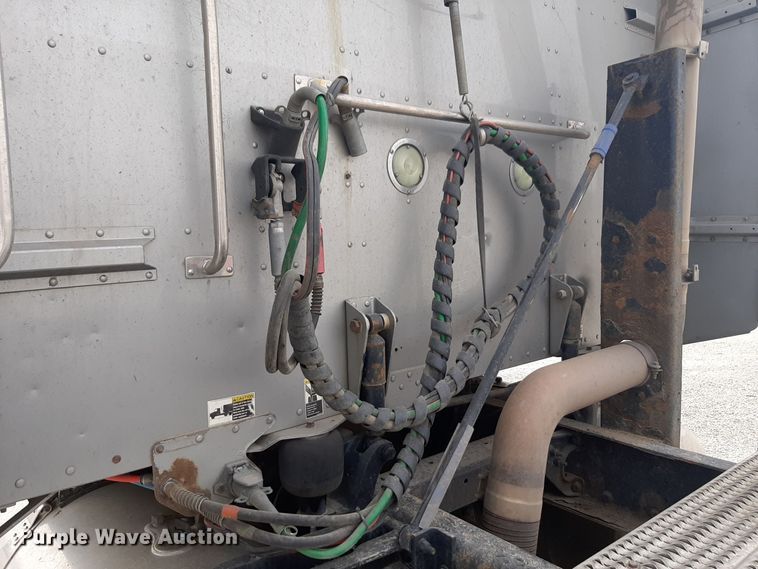 image for item DP2716 2013 Peterbilt 386 semi truck