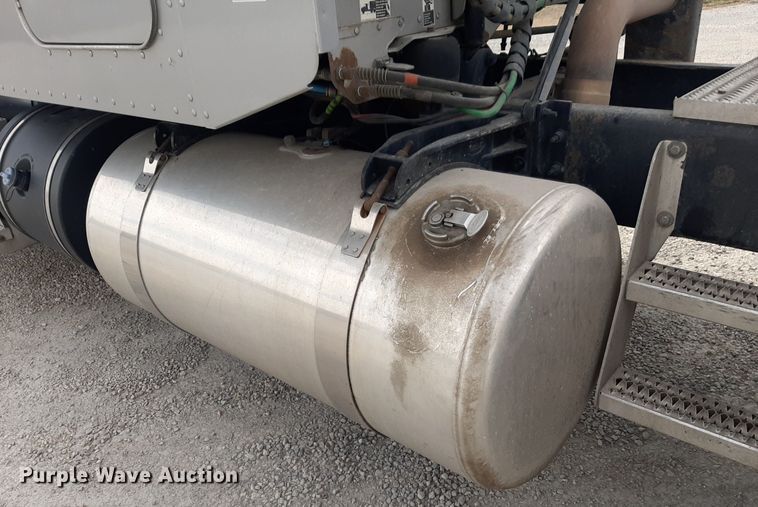 image for item DP2716 2013 Peterbilt 386 semi truck