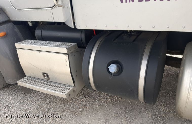image for item DP2716 2013 Peterbilt 386 semi truck