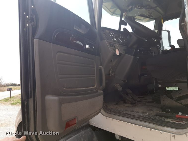 image for item DP2716 2013 Peterbilt 386 semi truck