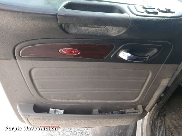 image for item DP2716 2013 Peterbilt 386 semi truck