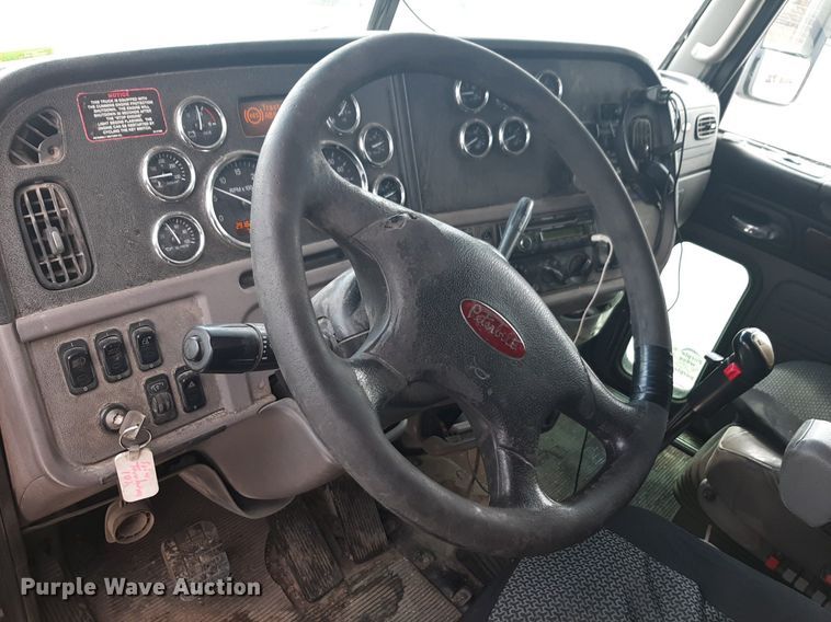 image for item DP2716 2013 Peterbilt 386 semi truck