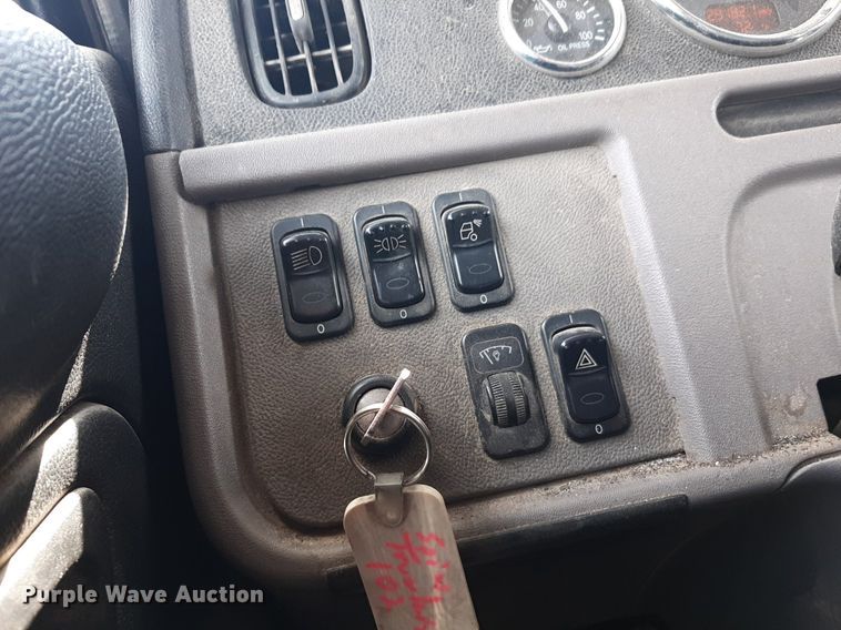 image for item DP2716 2013 Peterbilt 386 semi truck