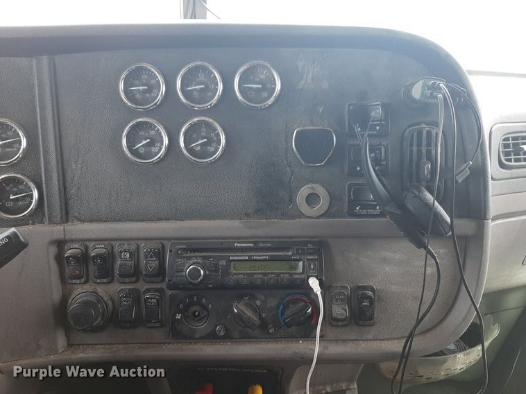 image for item DP2716 2013 Peterbilt 386 semi truck