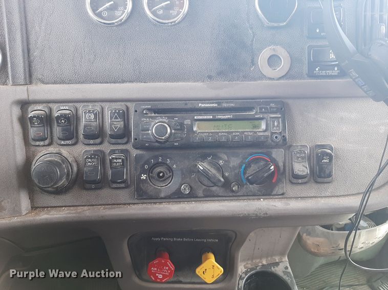 image for item DP2716 2013 Peterbilt 386 semi truck