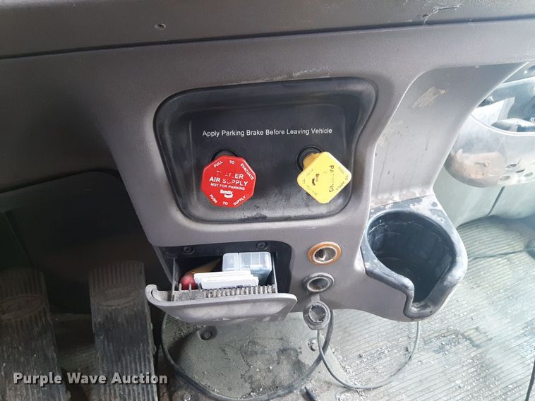 image for item DP2716 2013 Peterbilt 386 semi truck